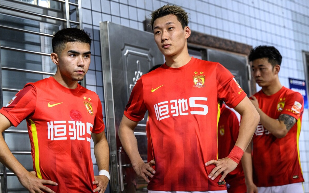 兰博电竞-广州队冲刺阶段防线松动，志在中超名次提升，球迷炸锅，赛季目标并未改变的简单介绍